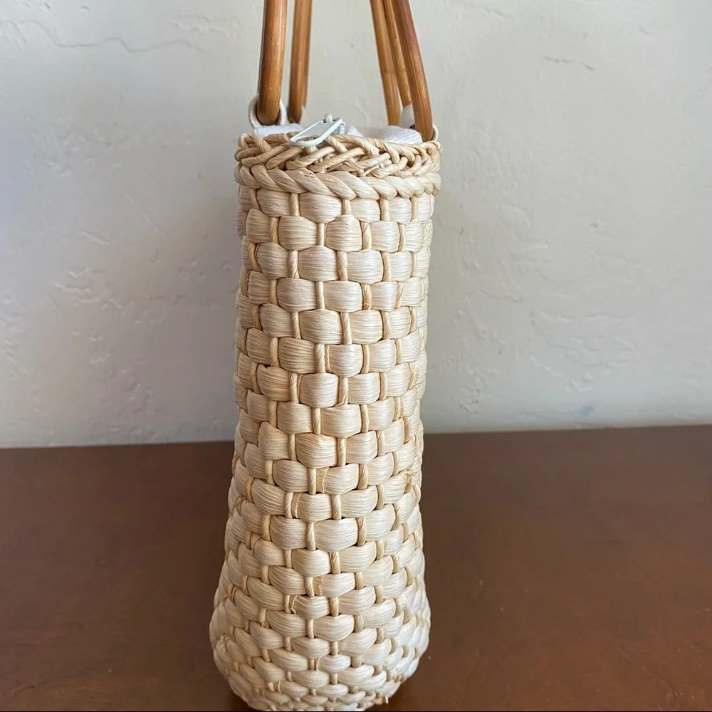 Vintage style woven bag with true vintage needlepoint panel - Picture 6 of 16